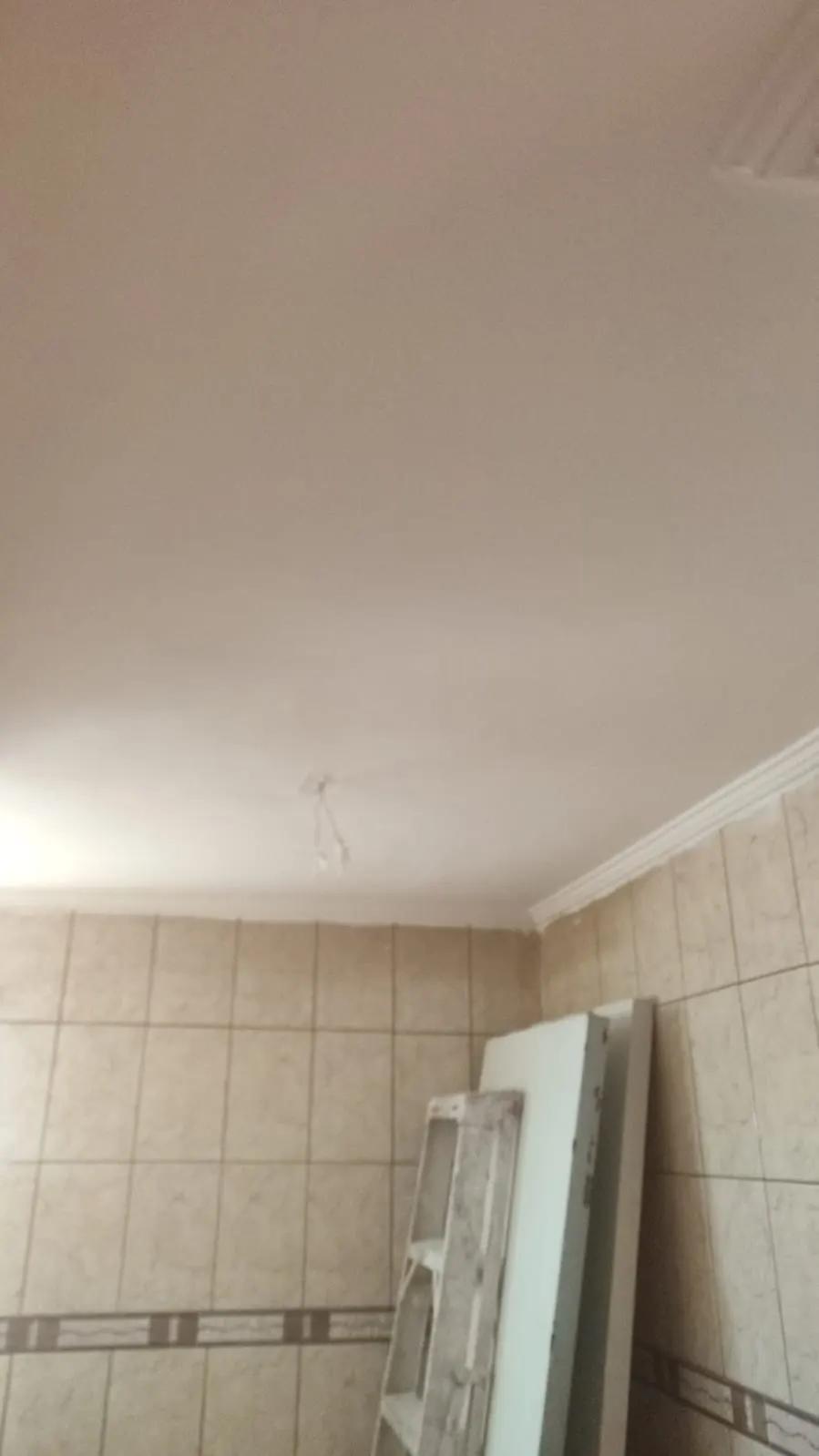 Detalle de cornisa y cerámica de muro en Las Condes