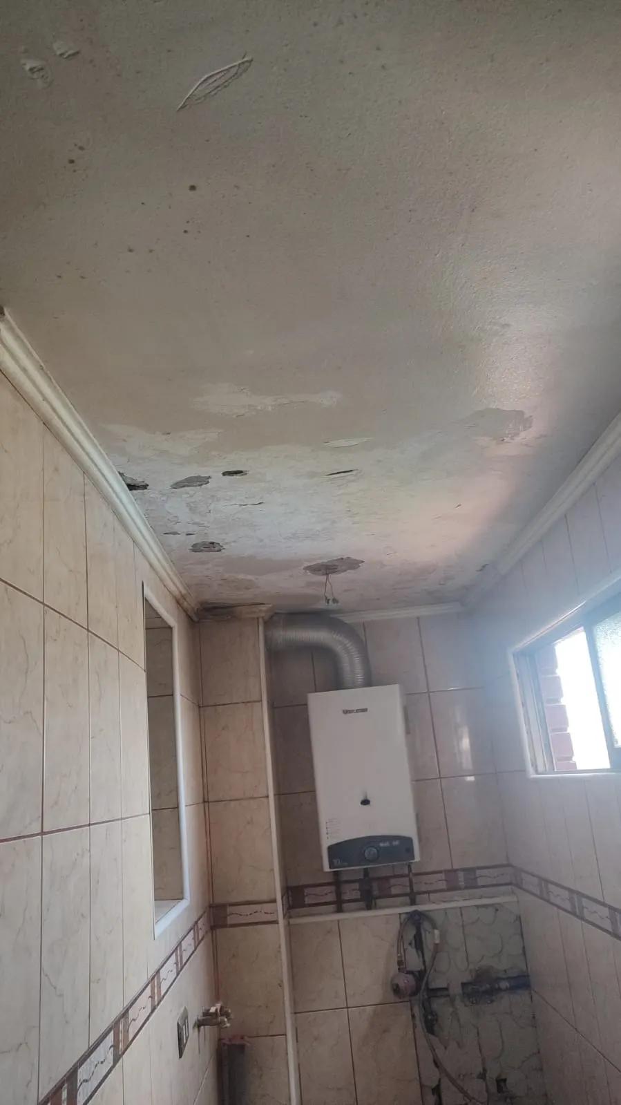 Baño con revestimiento cerámico en Las Condes