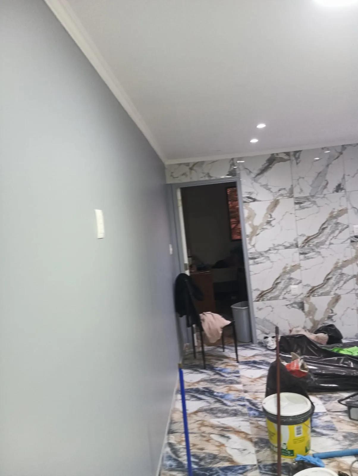 Detalle de muro de mármol recién instalado en Las Condes