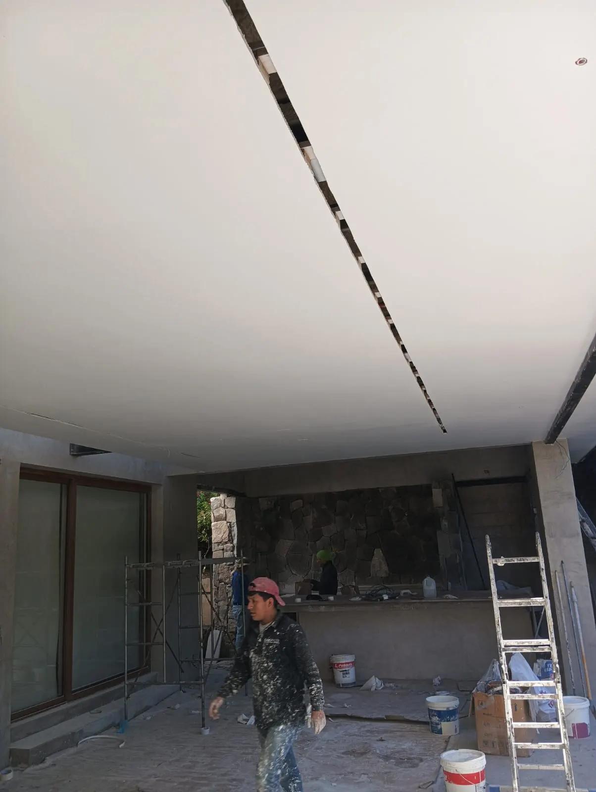 Techumbre de pérgola sin terminar en Los Trapenses, Lo Barnechea