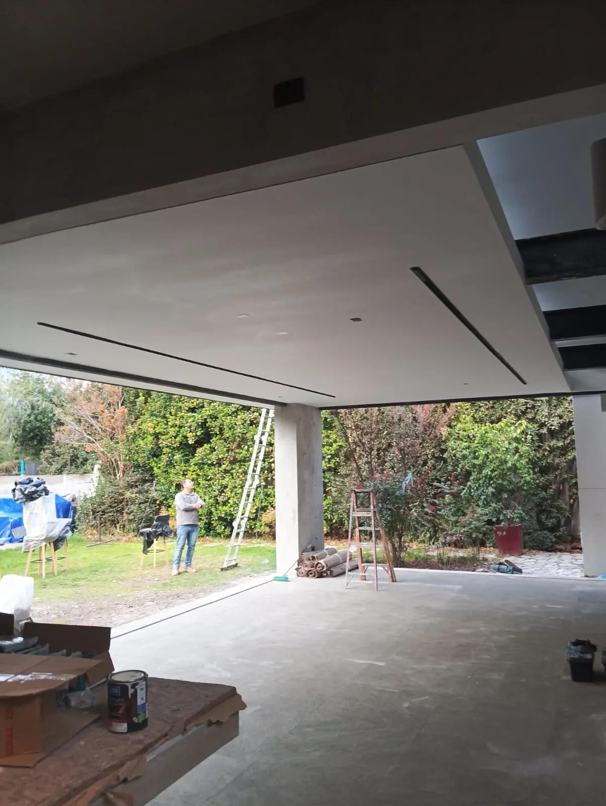 Techumbre de pérgola recién pintada en Los Trapenses, Lo Barnechea