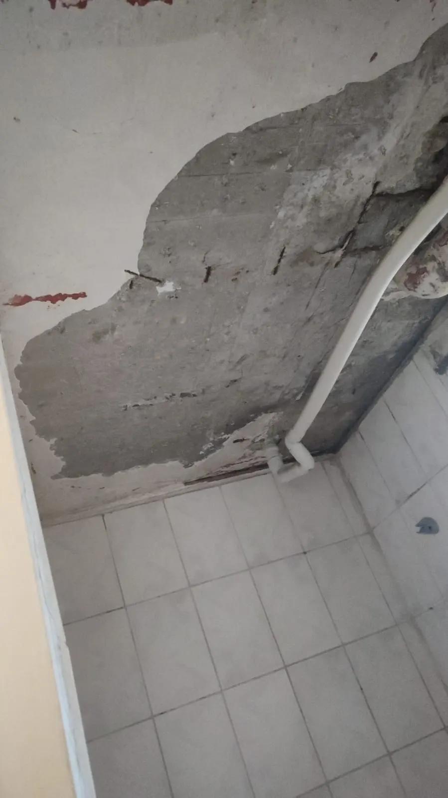 Techo de baño con daño estructural por agua antes de reparar en Las Condes