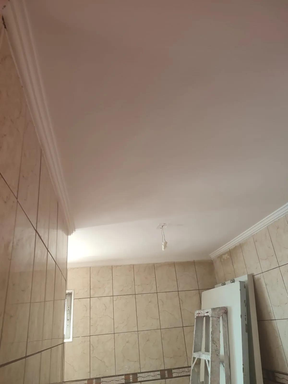 Techo de baño reparado y pintado en Las Condes