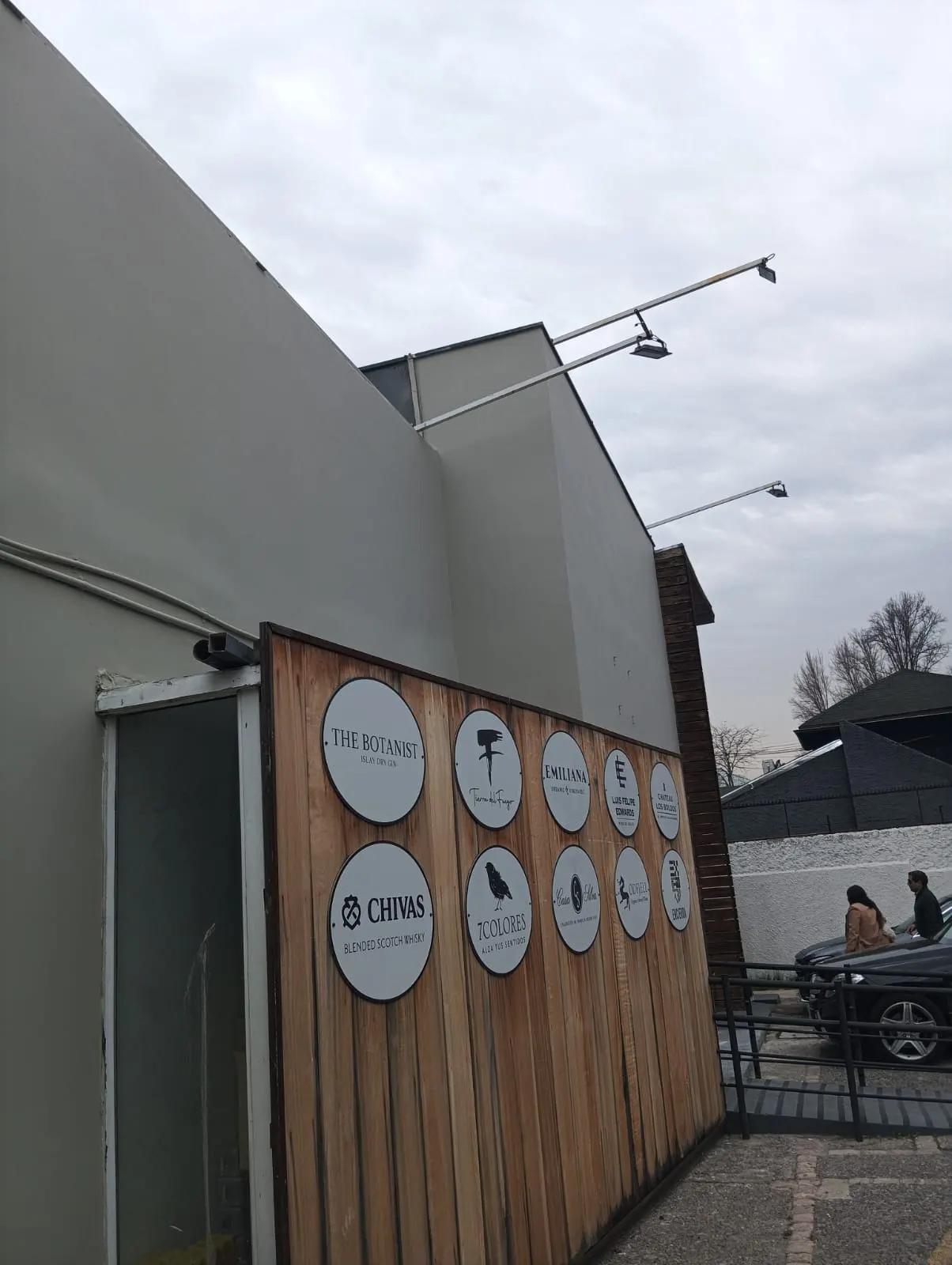Fachada de local comercial recién pintada en Lo Barnechea