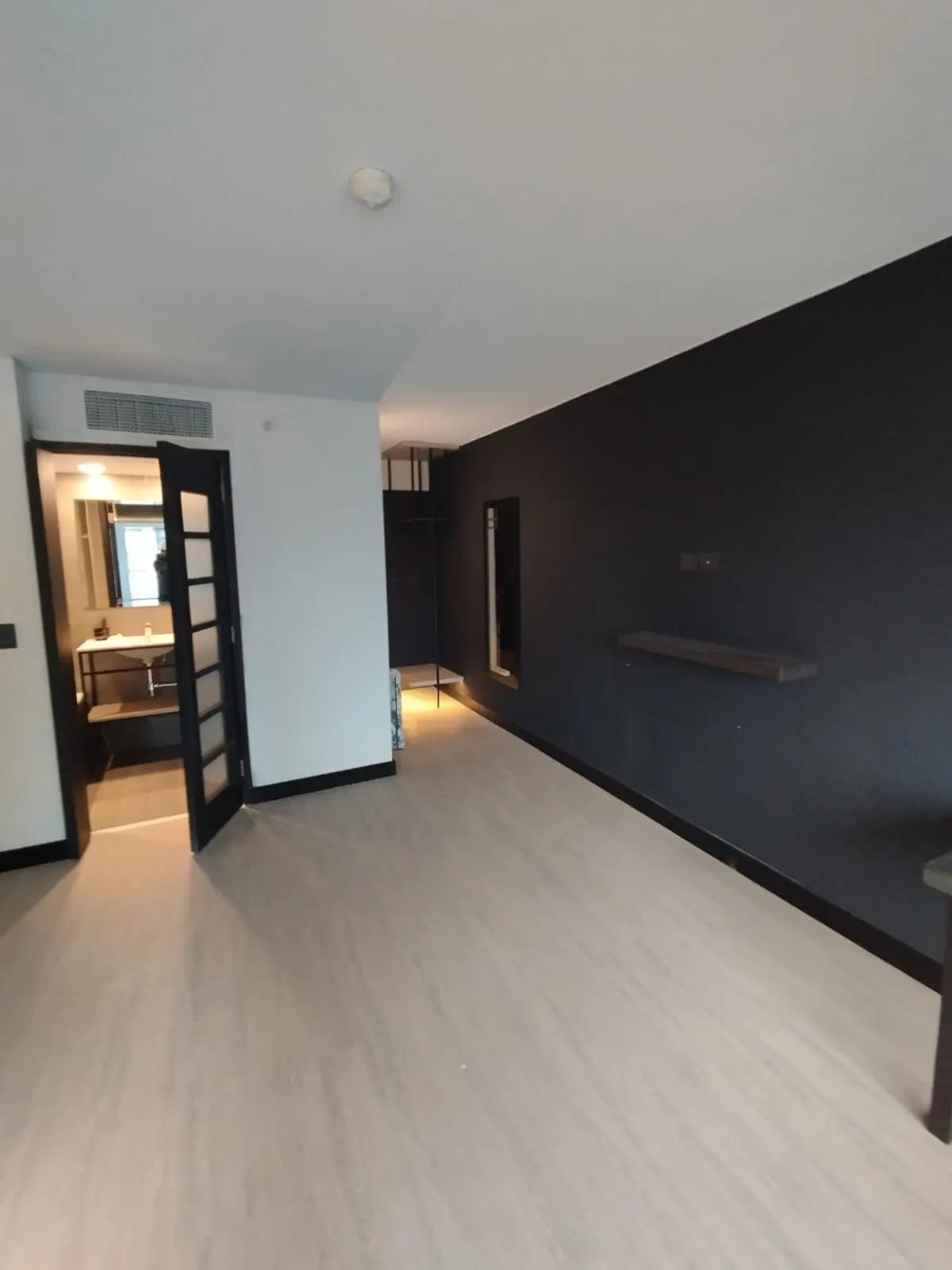 Habitación con muro acento recién pintada en hotel Novotel