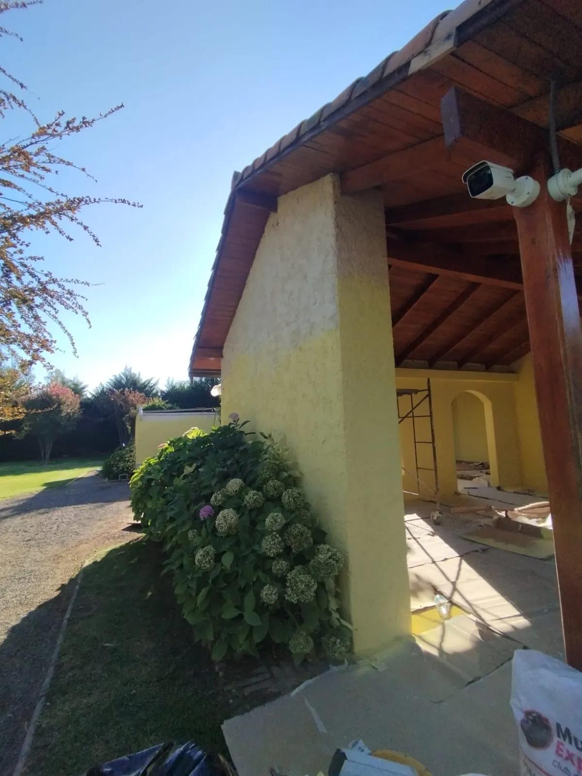 Fachada de parcela pintada en Quintero