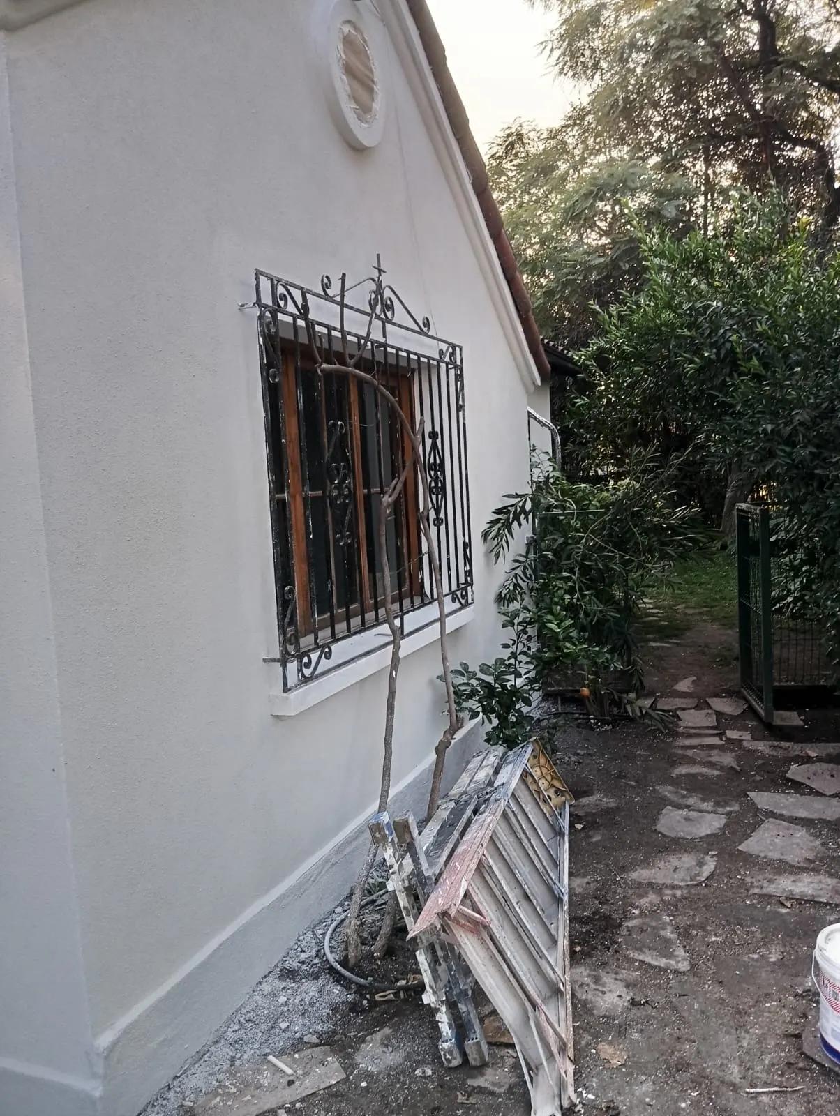 Fachada de casa recién pintada en Providencia