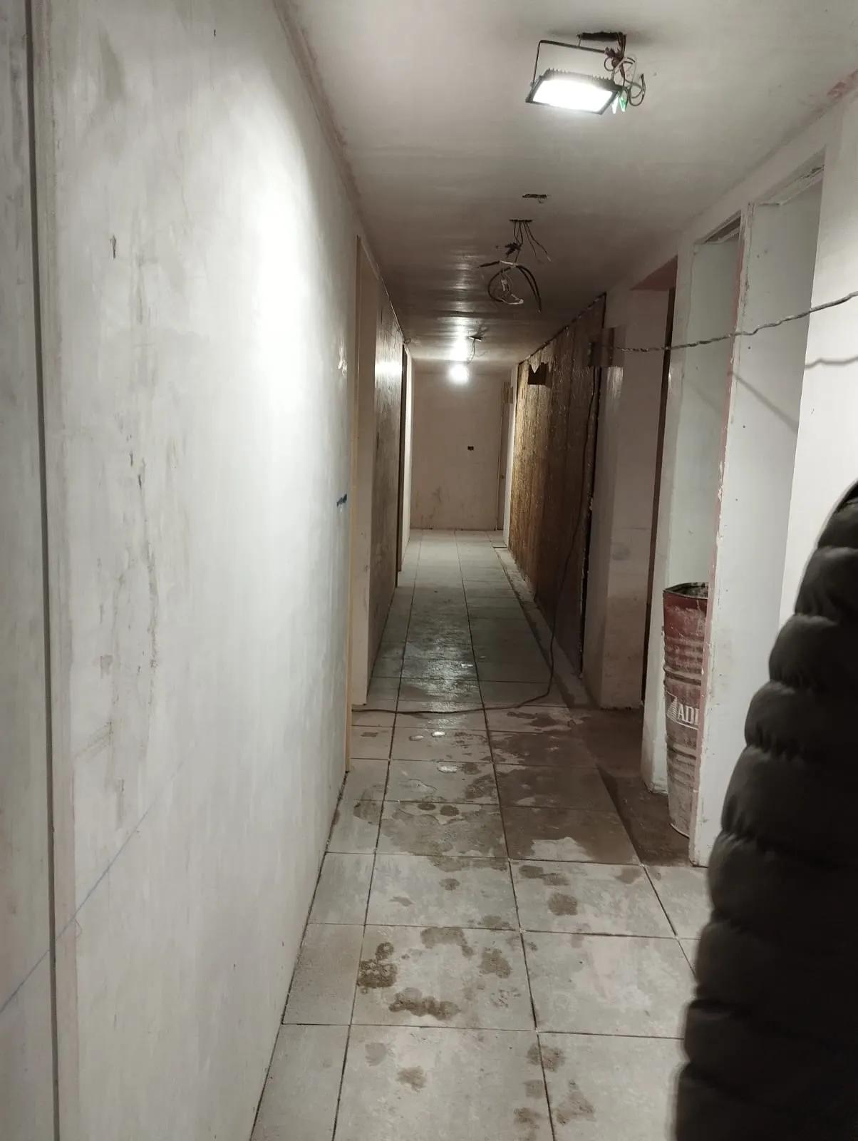 Pasillo interior en obra de edificio en Santiago Centro