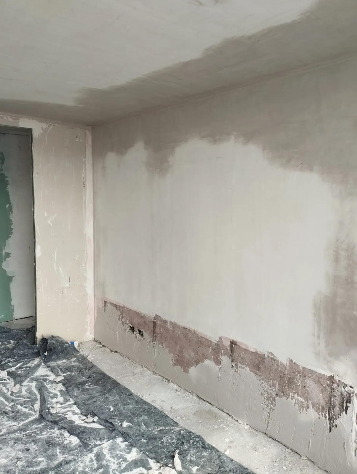 Muro con imprimante aplicado en edificio de Santiago Centro