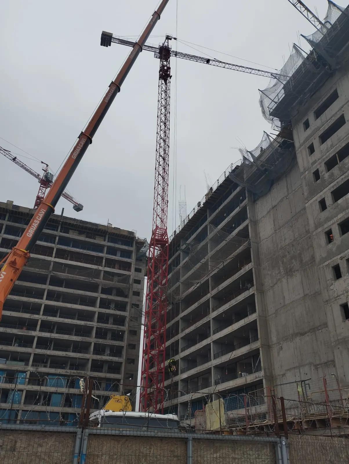 Vista general de edificio en construcción en Santiago Centro