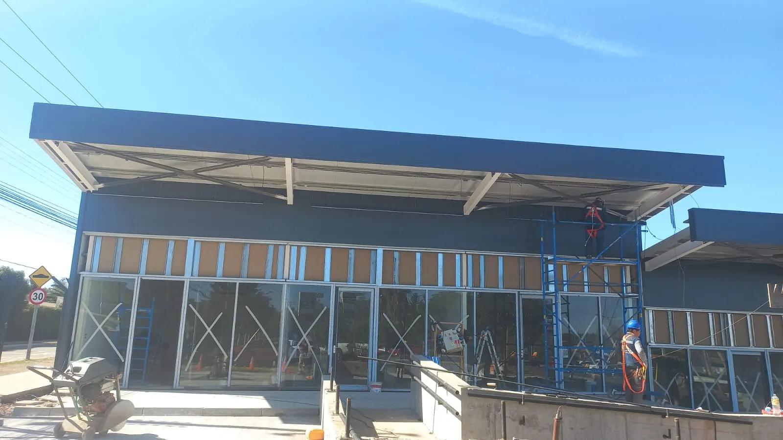Instalación de tabiquería y cielo en local comercial de Santa Isabel con Ovalle