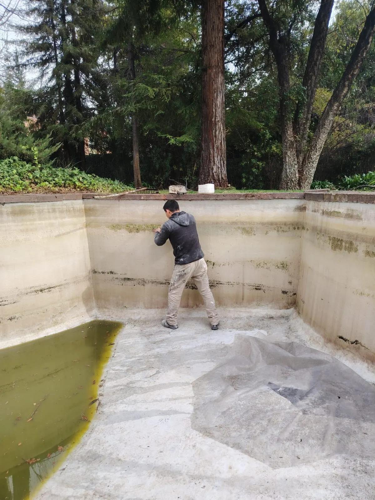 Piscina vaciada en preparación antes de pintar