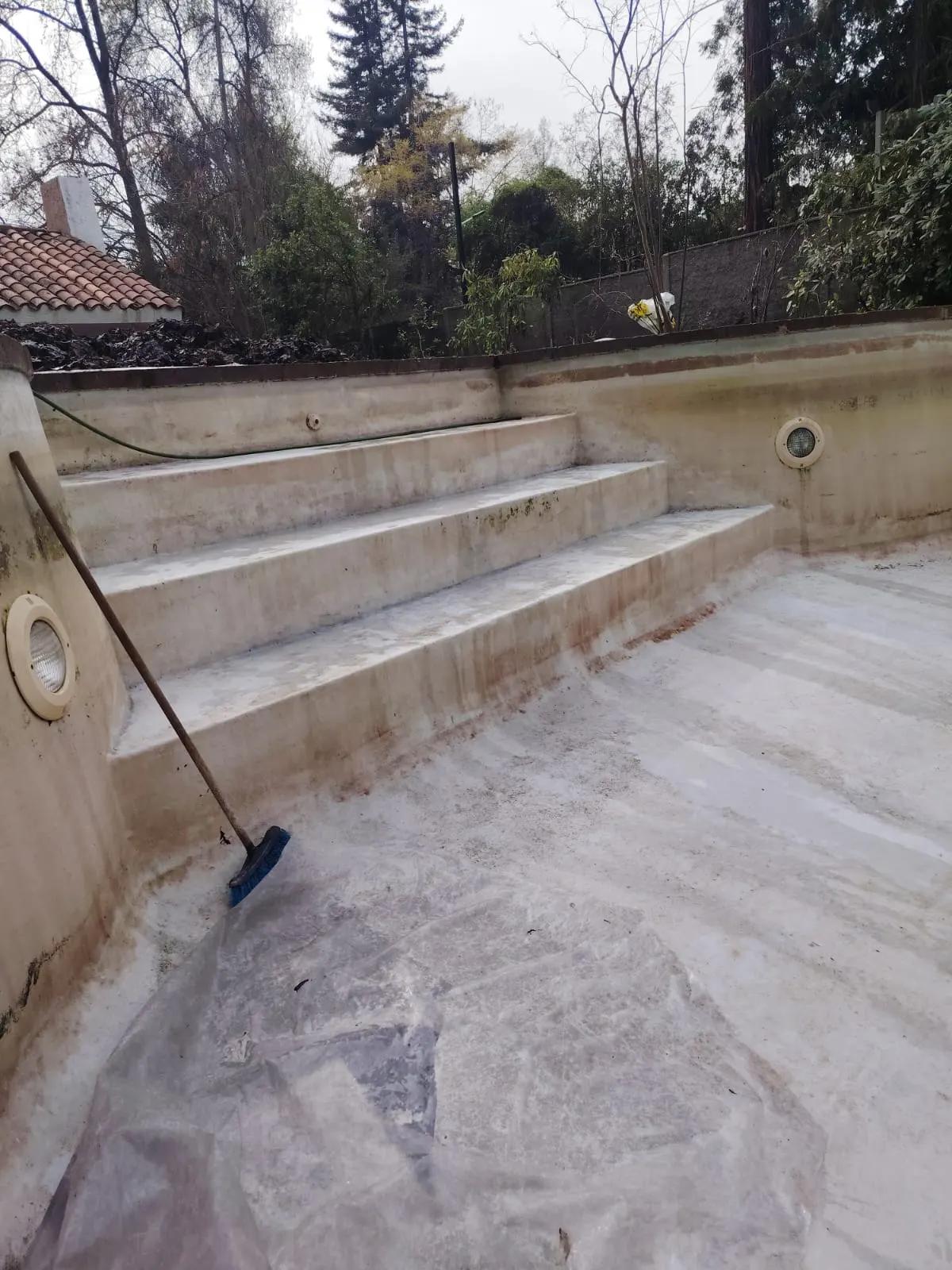 Limpieza de escalera de piscina antes de aplicar pintura