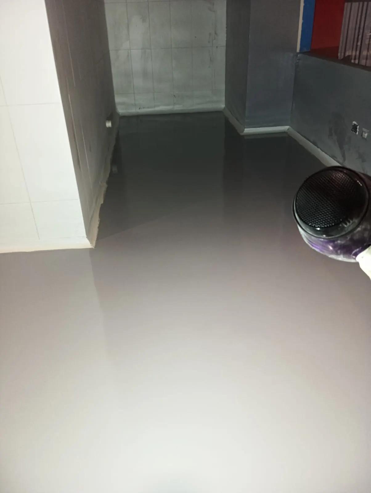 Detalle de piso epóxico terminado en Las Condes
