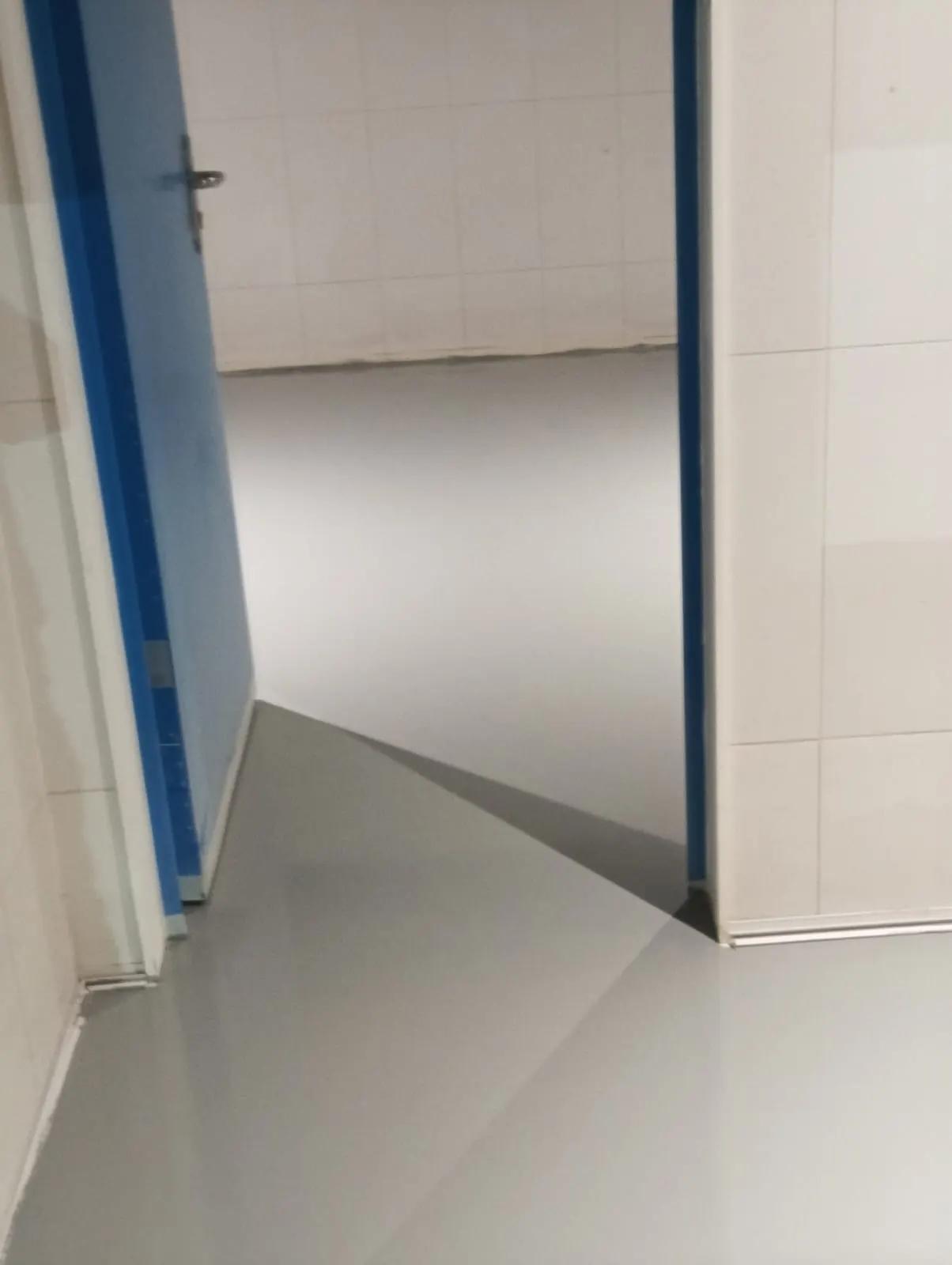 Pasillo con piso epóxico terminado en casa de Las Condes