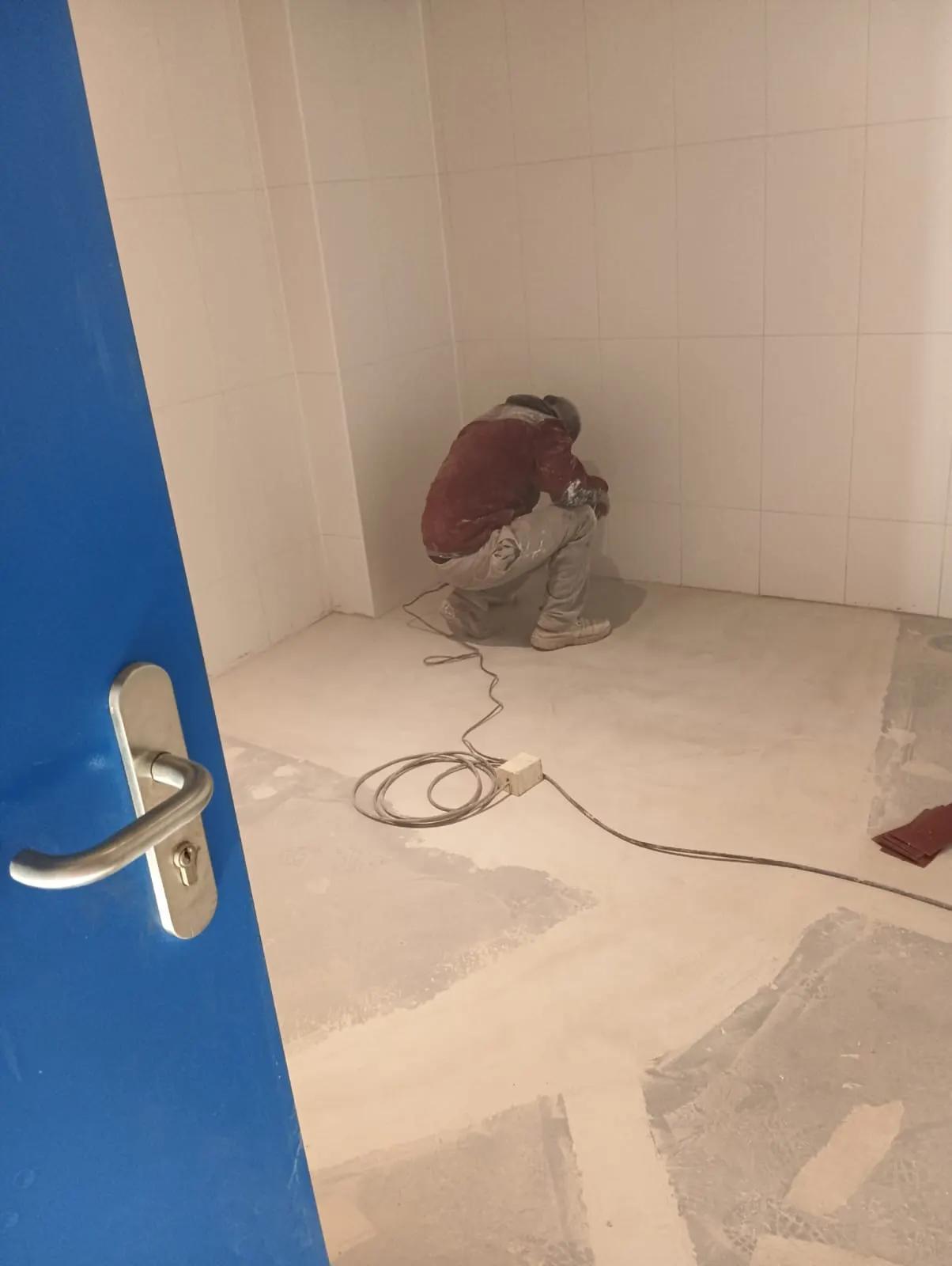 Lijado de piso antes del epóxico en Universidad Católica