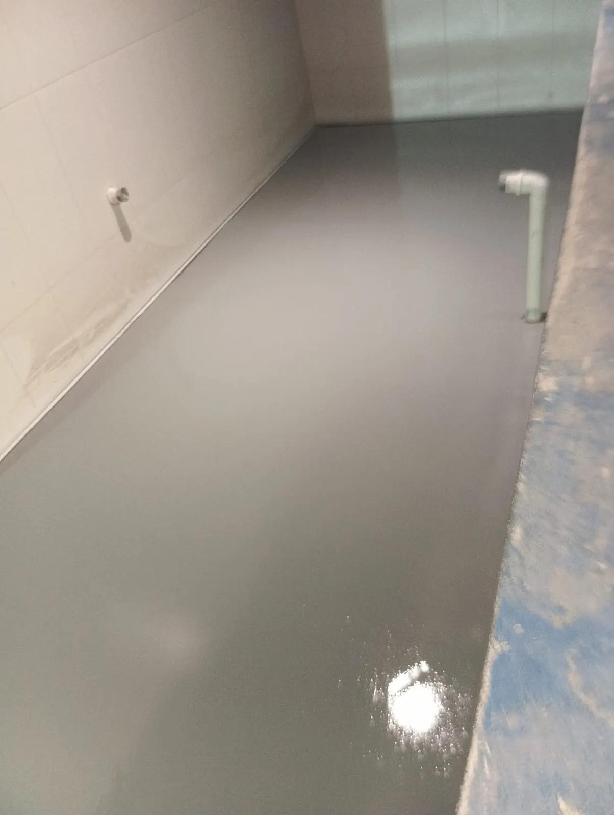 Piso epóxico terminado en pasillo de Universidad Católica